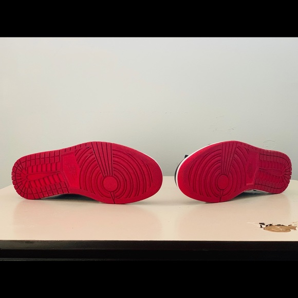 2013 Air Jordan 1 mid black, Gold, Red